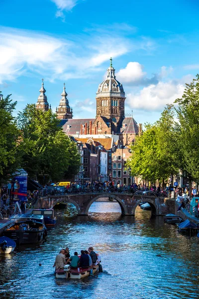 Amsterdam Nederländerna Augusti 2014 Canal Och Nikolauskyrkan Amsterdam Amsterdam Huvudstaden — Stockfoto