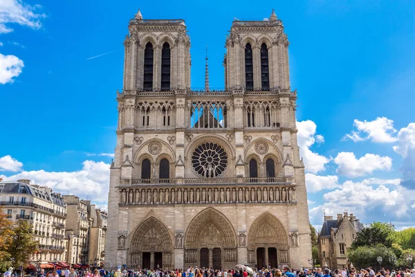 2014年7月14日 巴黎圣母院大教堂是巴黎最著名的标志之一 2014年7月14日 — 图库照片