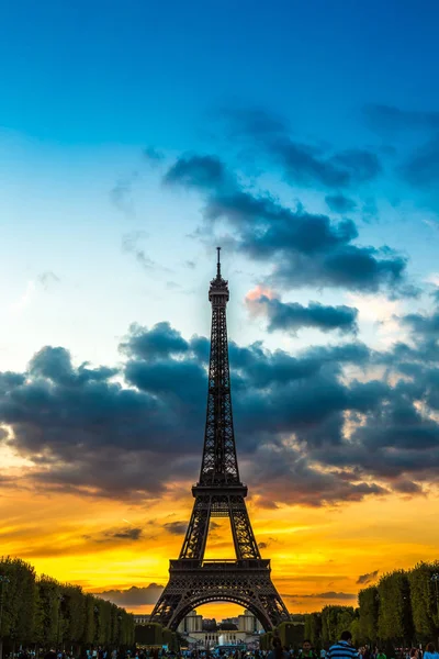 法国巴黎 日落时的埃菲尔铁塔是法国游客最多的纪念碑 也是巴黎最著名的象征 — 图库照片