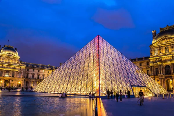 2014年7月14日 卢浮宫在晚上是世界上最大的博物馆之一 在巴黎 2014年7月14日 — 图库照片