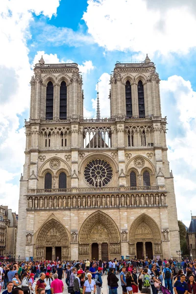 2014年7月14日 巴黎圣母院大教堂是巴黎最著名的标志之一 2014年7月14日 — 图库照片