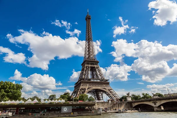 パリの美しい夏の日にパリ フランス 2014 セーヌ川とエッフェル塔タワー — ストック写真