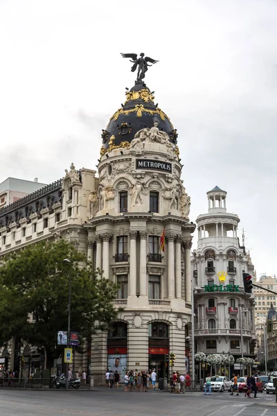 Madrid, İspanya - 11 Temmuz 2014: Metropol hotel de Madrid 11 Temmuz 2014 güzel yaz gününde, Madrid, İspanya