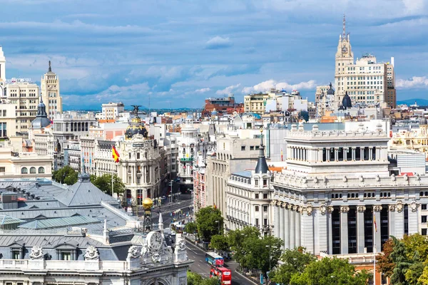 Madrid, İspanya - 11 Temmuz 2014: Hava görünümünde Madrid Plaza de Cibeles bir güzel yaz günü, İspanya