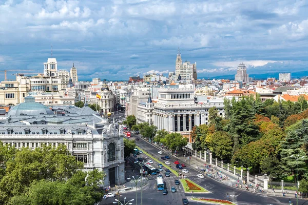 Madrid, İspanya - 11 Temmuz 2014: Hava görünümünde Madrid Plaza de Cibeles bir güzel yaz günü, İspanya