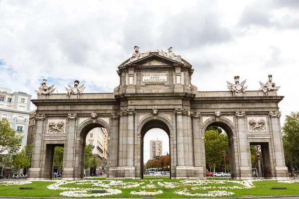 Madrid, İspanya - 11 Temmuz 2014: Puerta de Alcala bir güzel yaz günü, İspanya Madrid