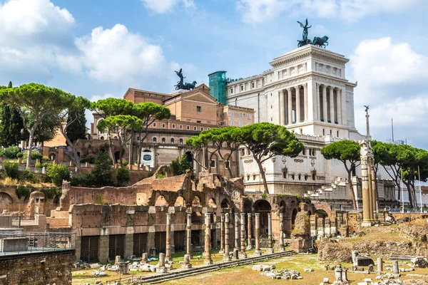 Rome Italy July 2014 Ancient Ruins Forum Victor Emmanuel Monument — Stock Photo, Image