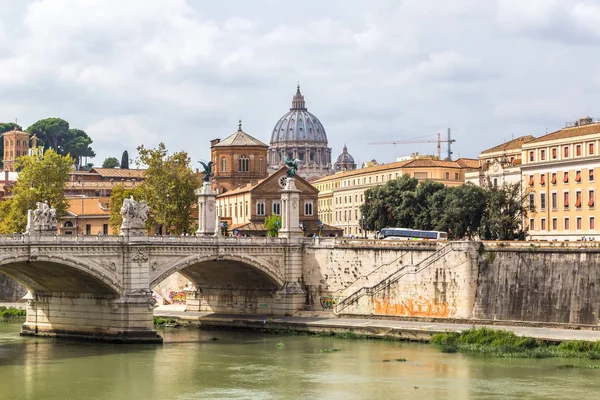 意大利罗马 2014年7月12日 意大利罗马夏季的圣皮埃特罗大教堂和桑坦安吉洛大桥 — 图库照片