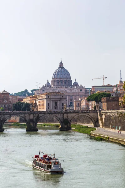 意大利罗马 2014年7月12日 意大利罗马夏季的圣皮埃特罗大教堂和桑坦安吉洛大桥 — 图库照片