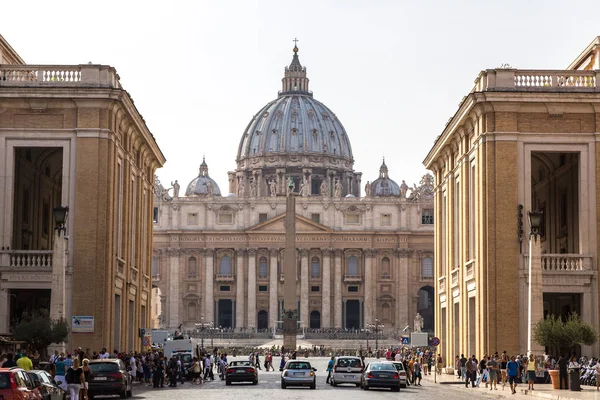 意大利 2014年7月12日 梵蒂冈圣彼得大教堂在2014年7月12日的一个夏天在梵蒂冈 梵蒂冈 — 图库照片