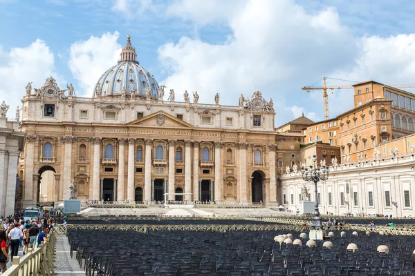 意大利 2014年7月12日 在梵蒂冈圣彼得大教堂在一个夏天的一天 — 图库照片