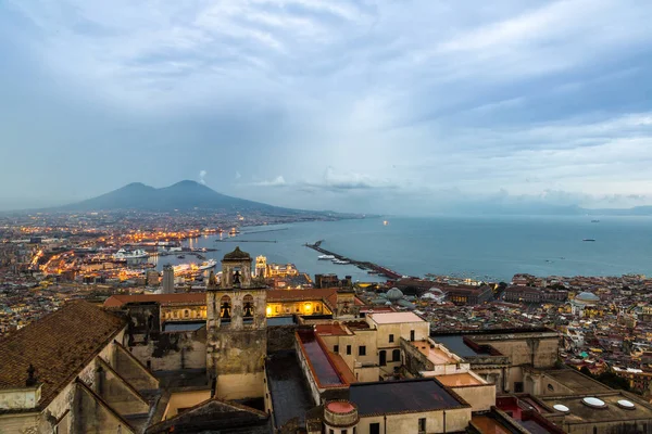 Naples, İtalya - 19 Ağustos 2014: Napoli (Naples) ve gün batımında arka planda bir yaz günü, İtalya, Campania bölgesinin en bilinen Vezüv Yanardağı