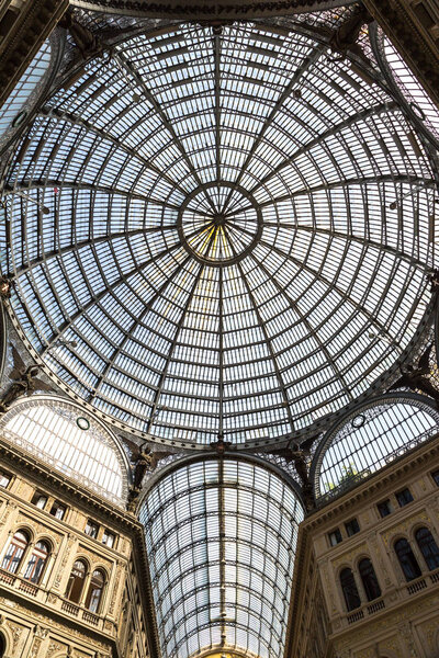 НАПЛЕС, ИТАЛИЯ - 19 августа 2014 года: Galleria vittorio emanuele II inside in Feles, Italy on August 19, 2014
