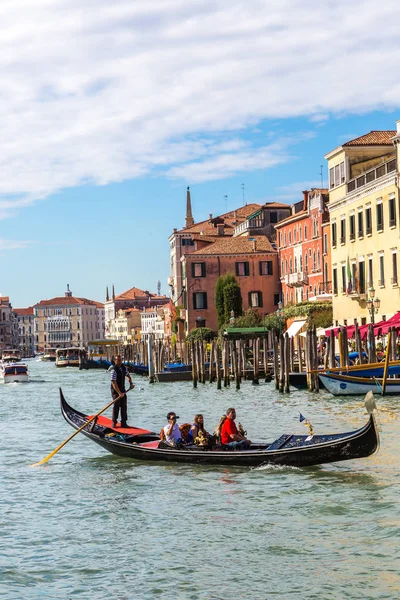 日にイタリアの美しい夏の日にヴェネツィアのカナル グランデ ベニス イタリア 2014 ゴンドラ — ストック写真