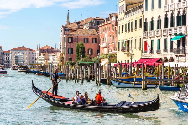 日にイタリアの美しい夏の日にヴェネツィアのカナル グランデ ベニス イタリア 2014 ゴンドラ — ストック写真