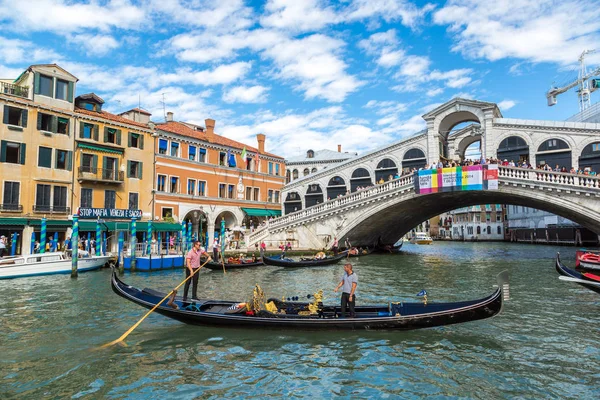 Venedig Italien Juni 2014 Gondolen Rialtobron Venedig Vacker Sommardag Italien — Stockfoto