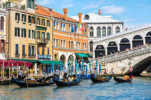 Venedig Italien Juni 2014 Gondolen Rialtobron Venedig Vacker Sommardag Italien — Stockfoto