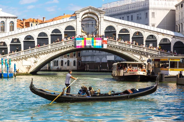 Venedig Italien Juni 2014 Gondel Der Rialtobrücke Venedig Einem Schönen — Stockfoto