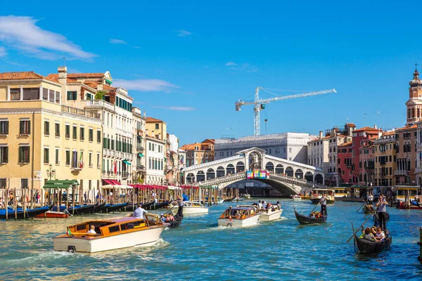 威尼斯 意大利 2014 缆车在里亚托桥威尼斯 在美丽的夏日在意大利 — 图库照片