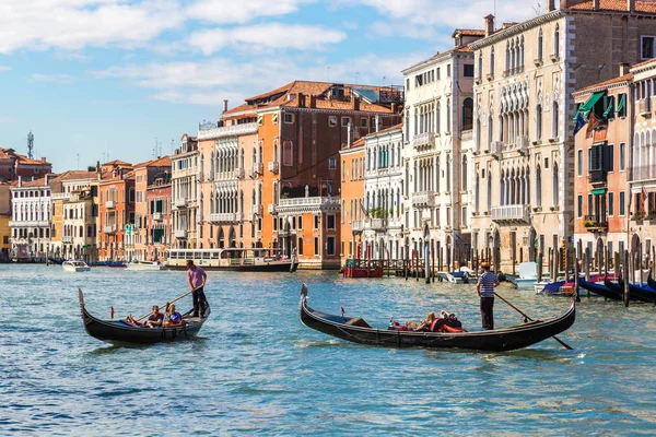 Venice, İtalya - 18 Haziran 2014: Gondol Venedik, bir güzel yaz günü İtalya 18 Haziran Canal Grande üzerinde