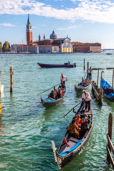 日にイタリアの美しい夏の日にヴェネツィアのカナル グランデ ベニス イタリア 2014 ゴンドラ — ストック写真