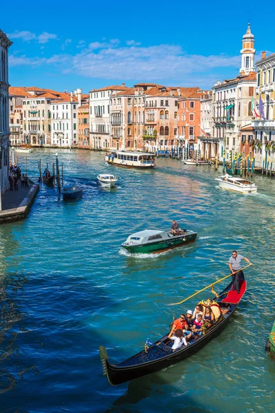 Venice, İtalya - 18 Haziran 2014: Gondol Venedik, bir güzel yaz günü İtalya 18 Haziran Canal Grande üzerinde