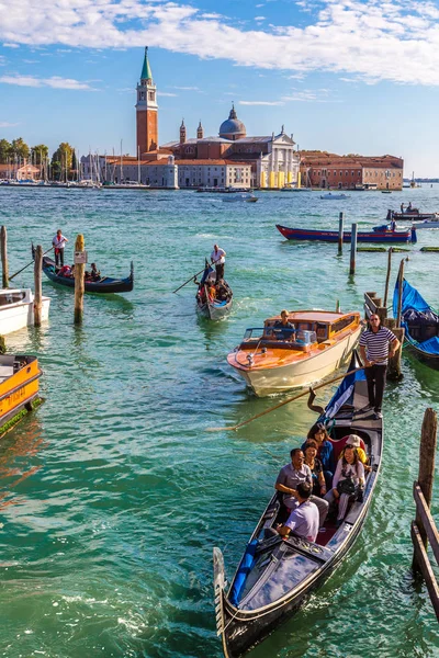 日にイタリアの美しい夏の日にヴェネツィアのカナル グランデ ベニス イタリア 2014 ゴンドラ — ストック写真