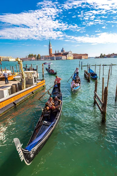 日にイタリアの美しい夏の日にヴェネツィアのカナル グランデ ベニス イタリア 2014 ゴンドラ — ストック写真