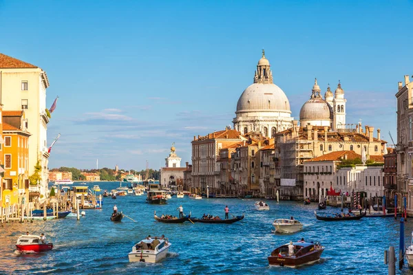 Venice, İtalya - 18 Haziran 2014: Basilica Santa Maria della Salute ve Grand Canal bir güzel yaz günü Venedik İtalya Haziran 18