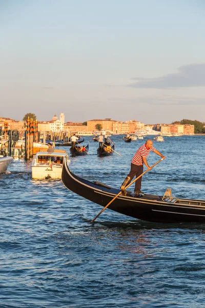 威尼斯 意大利 2014 贡多拉运河奥格兰德在威尼斯 在美丽的夏日在意大利 — 图库照片
