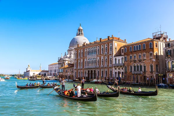 日にイタリアの美しい夏の日にヴェネツィアのカナル グランデ ベニス イタリア 2014 ゴンドラ — ストック写真