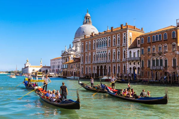 日にイタリアの美しい夏の日にヴェネツィアのカナル グランデ ベニス イタリア 2014 ゴンドラ — ストック写真