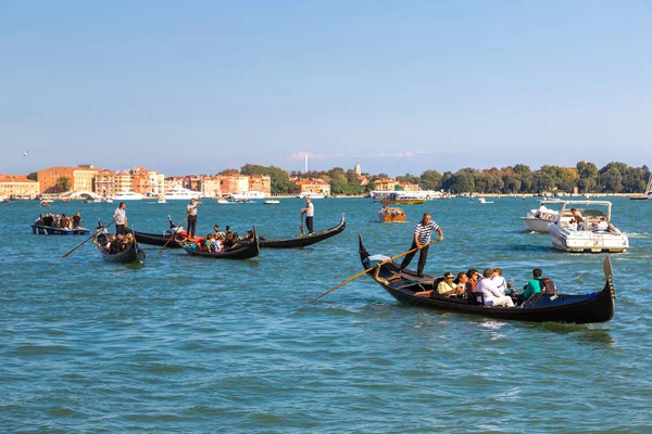 日にイタリアの美しい夏の日にヴェネツィアのカナル グランデ ベニス イタリア 2014 ゴンドラ — ストック写真