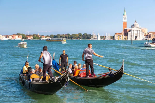 日にイタリアの美しい夏の日にヴェネツィアのカナル グランデ ベニス イタリア 2014 ゴンドラ — ストック写真