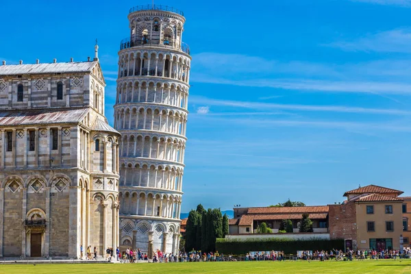 イタリア 2014 ピサの斜塔とピサ イタリア 日夏の日ピサ大聖堂 — ストック写真