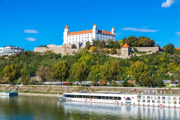 Bratislava Eslovaquia Junio 2014 Castillo Medieval Una Colina Día Verano — Foto de Stock