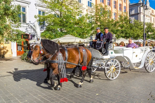 Krakow Polonia Giugno 2014 Carrozze Cavallo Nella Piazza Principale Cracovia — Foto Stock