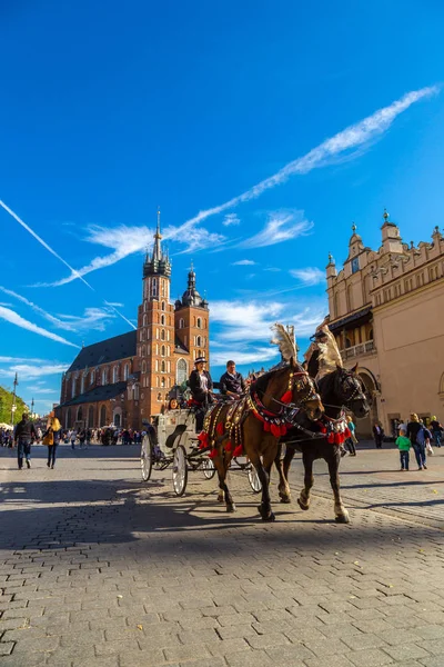 Krakow Polen Juni 2014 Häst Vagnar Stora Torget Krakow Sommardag — Stockfoto