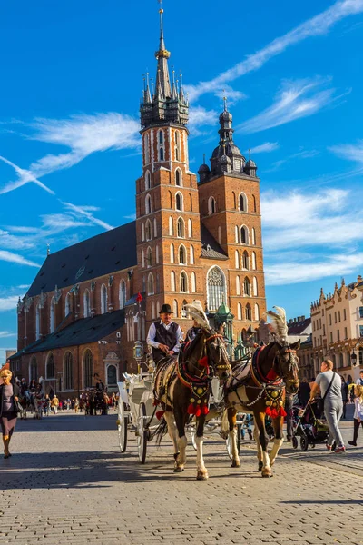 Krakow Polónia Junho 2014 Carruagens Cavalos Praça Principal Cracóvia Dia — Fotografia de Stock