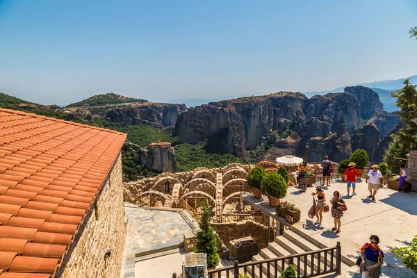 2015 日に夏の日ギリシャ メテオラの岩の上に修道院のバルコニーからメテオラ ギリシャ 2015 ビュー — ストック写真