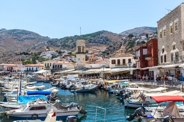 Hydra, Yunanistan - 19 Temmuz 2015: Botları Yunanistan'daki bir yaz günü Hydra Island