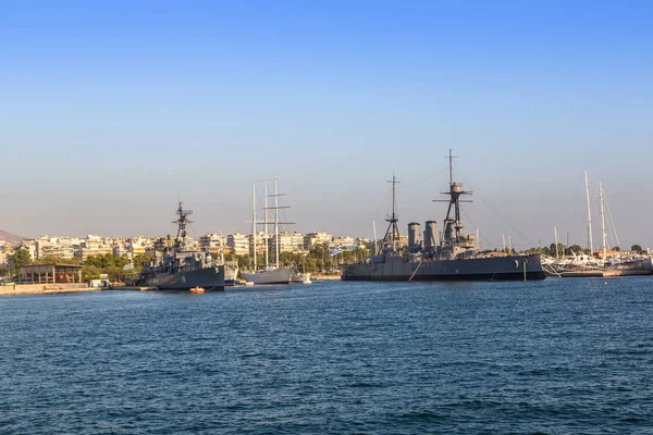 Athen Griechenland Juli 2015 Kriegsschiff Einem Sommertag Hafen Von Piräus — Stockfoto