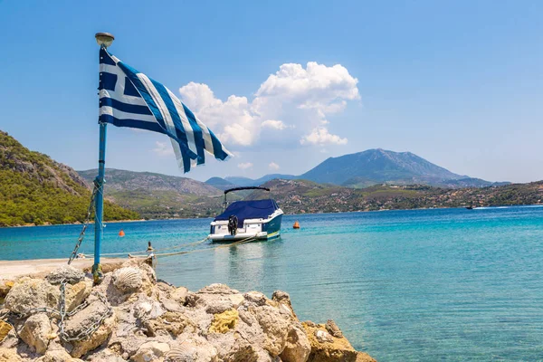 Loutraki Grecia Julio 2015 Lago Vouliagmeni Bandera Griega Cerca Loutraki — Foto de Stock