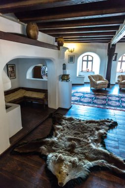 Transilvanya, Romanya - 15 Haziran 2015: İç in Bran Şatosu (Drakula'nın Şatosu) bir yaz günü, Transilvanya, Romanya