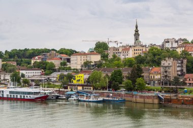 Belgrade, Sırbistan - 28 Haziran 2016: Belgrad cityscape bir güzel yaz günü Sırbistan Sava Nehri üzerinden