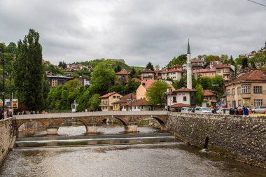Saraybosna, Bosna - Herzogovina - 28 Haziran 2016: Saraybosna tarihi merkezinde bir güzel yaz günü, Bosna-Hersek