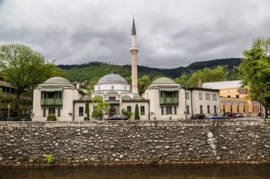 Saraybosna, Bosna - Herzogovina - 28 Haziran 2016: Saraybosna tarihi merkezinde bir güzel yaz günü, Bosna-Hersek