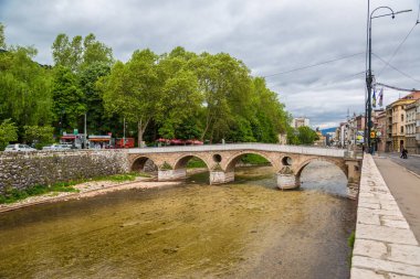 Saraybosna, Bosna Hersek - Herzogovina - 28 Haziran 2016: Latin köprü Saraybosna'da güzel bir yaz günü, Bosna-Hersek
