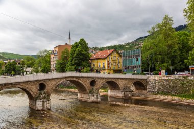 Saraybosna, Bosna Hersek - Herzogovina - 28 Haziran 2016: Latin köprü Saraybosna'da güzel bir yaz günü, Bosna-Hersek