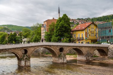 Saraybosna, Bosna Hersek - Herzogovina - 28 Haziran 2016: Latin köprü Saraybosna'da güzel bir yaz günü, Bosna-Hersek